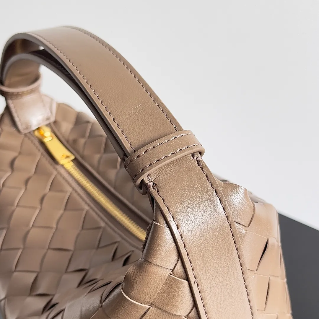Batch 1360 It is predicted that BV Bottega’s lunch bag will be popular again this year. The entire bag is made of top nappa lambskin, which is very soft and lightweight. It also uses the intrecciato weaving process that the two founders spent several months developing from the beginning of the brand. It is completely hand-woven by Italian craftsmen. It perfectly reflects the craftsmanship of Bottega. The entire bag shape is also a very practical and popular lunch box bag type. The slightly curved arc of the bag mouth can also better fit our wrists. Style number: 754443 Size: 22*13*9